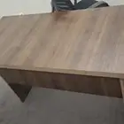 يوجد عدد 2 مكتب جديد و2 عدد كرسي جديد للبيع