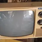 صندوق و تلفزيون قديم