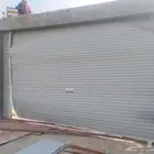للبيع كراج مع اغراضه و روموت و صندوق توجد بعض التشقاق من ال