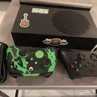 Xbox series s مستعمل نضيف مع يدين واحده مع سلك و الثانيه بدو