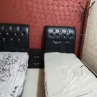 غرفة نوم مكونة من خزانة وسريرين مع المراتب وعلاقة ملابسظيفه