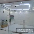ديكورات محل للبيع كامله الواح خشبية وطاولات تنفع لأي نشاط