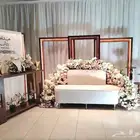 كوشه مع طاوله تفاصيل بلون البني الجذاب