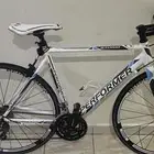 دراجه بيرفورمير اللون ابيض نظيفه جدا