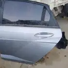 يوجد باب أمامي وخلفي كسنت مديل 2024