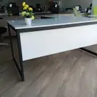 تصنيع مكاتب بأشكال متنوعة