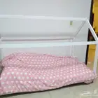 غرفة نوم اطفال مكونه من 3 اسره وتسريحه ودولاب تخزين