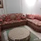 مجلس مع الطاوله وبها اربع طاولات صغيره نظيف مع الستاره