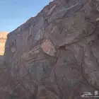 يوجد سائق بوكلين بنا حجر وكل شي جوال