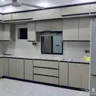 شوف هذا دولاب هذا تصميم جديد وسط لوني زي خشبي