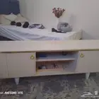 طاولة تلفزيون مودرن بلون بيج بتصميم أنيق