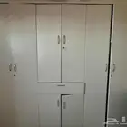 غرفة نوم (سرير كبير كينغ سايز) دولاب ثلاجة غسالة سرير اطفال