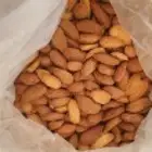 اللوز البجلي وبدون قشر وزبيب حماط وزبيب عنب
