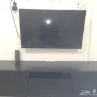 شاشة سوني وطاولة قابلة للتركيب بالجدار