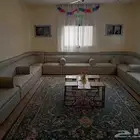 مجلس مع السجاد والطاولات والمكيف
