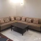 السلام عليكم البيع كنب ثلاث قطع مع طاولة