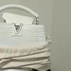 LOUIS VUITTONحقيبة  تف  امل من الجلد مع حزام طويل وقصي