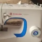 ماكينة خياطة