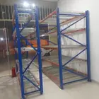 رفوف مستودعات ومنازل وبقالات مستعملة
