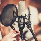 معلقة صوتية بصوت مميز