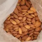 اللوز البجلي وزبيب الحماط وزبيب العنب المجفف