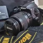 للبيع الكاميرا نيكون D3100 معاها أغراضها كاملة