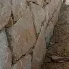 بوكلين لقص الأراضي وبنيان الحجر
