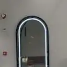 مرايا ويوجد بها ليد