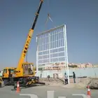 لتأجير الكرينات والرافعات الشوكية وسطحات