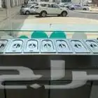ثلاجة سلطات مع صحون فوق الطاولة