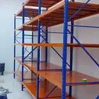 يوجد لدينا رفوف سوبر ماركت ومستودعات