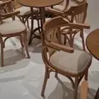 كراسي و طاولات و ديكورات