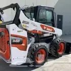 بوبكات   شاحنة صغيره مع سواقها