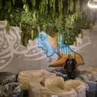رسام جرافيتي محترف ونحات رسم بارز علي الجدران صخور بارزة