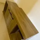 مكتبة طاولة تلفزيون جديدة ولا خدش فيها استعمال خفيف