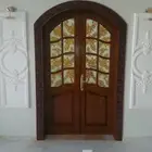 تصنيع ابواب خشب بي شكل جميل تناسب مع ديكور البيت