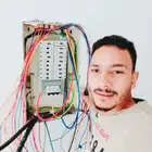 كهربائي منازل ومحلات تجارية وكل أعمل الصيانه ولديه سيارة