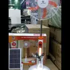 مروحة عمودية 16 بوصة قابلة للشحن طاقة شمسية إضاءة LED