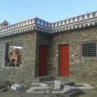 تراثيات بناء حجر طبيعي وتلبيس وطين ارضيات