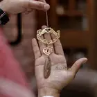 تعليقة سياره رسمة القلب باليدين تصمم حسب الطلب سلسل اساور بل