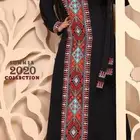 جلابية سوداء بتطريز كثيف