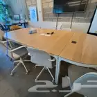 طاولة اجتماعات كبيرة مع 6 كراسي