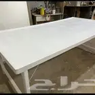 طاوله بيضاء كبيرة بعجلات