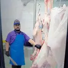 معلم جزار يمني سلخ وتقطيع جميع انواع الحلال