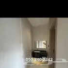 مغاسل وطاولات