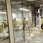 فني تركيب زجاج سكريت