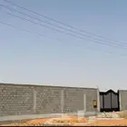 نقوم بتنفيذ اسوار المزارع واسوار السترحات وتنفيذ البيوت ا