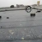 فني تركيب عوازل ضد تسريب المياه