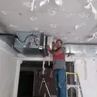 فني تركيب وصيانه المكيفات وتمديد النحاس وتركيب مجر الهواء