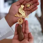 تعليقة كسره العود بشكل يد فوق قلب .